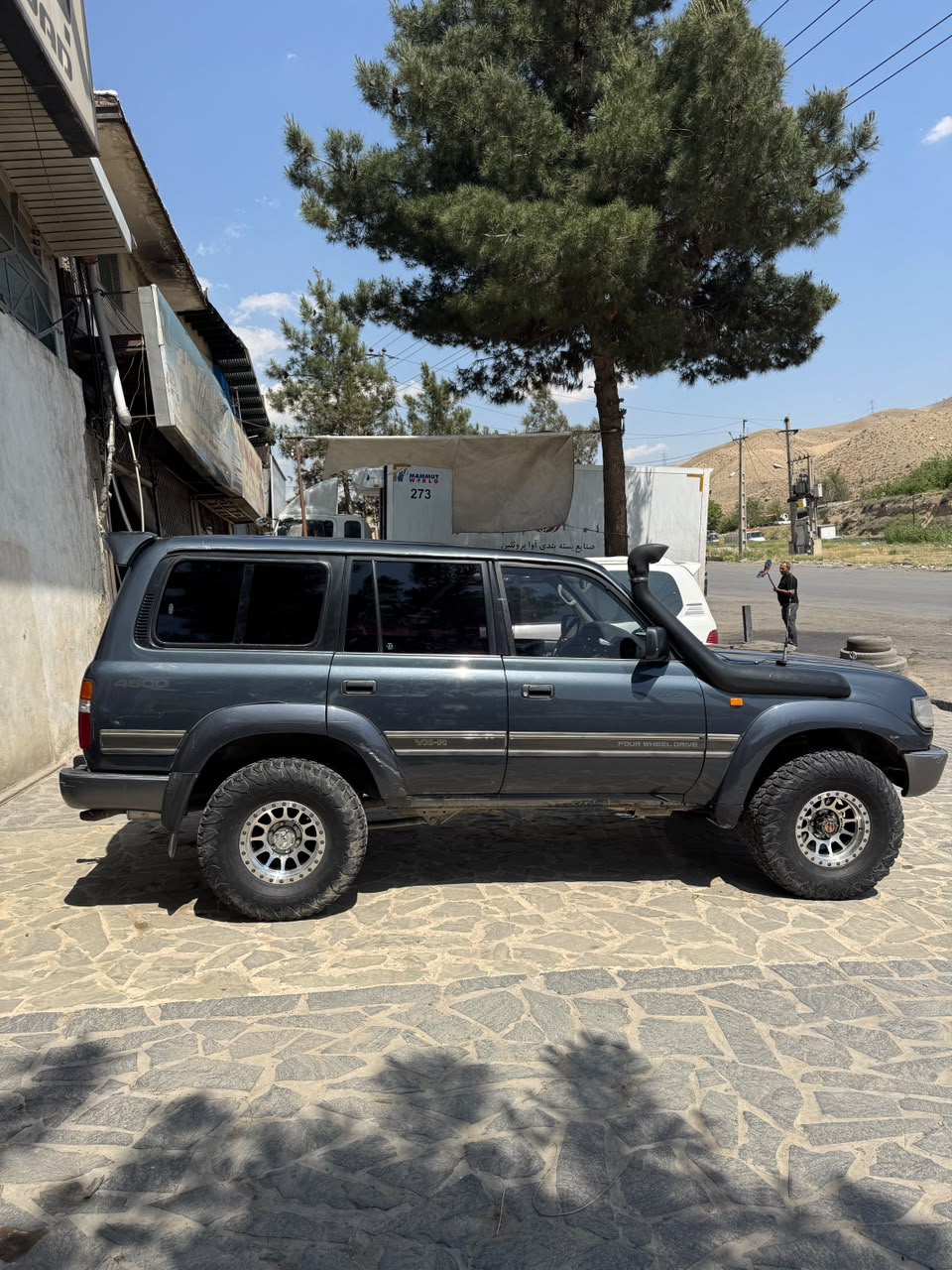 نمای جانبی لندکروزر FJ80